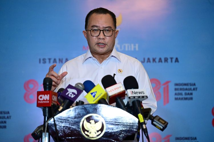 Prabowo Gembira Lihat Sepatu dan Genteng dari Limbah Sawit serta Sampah