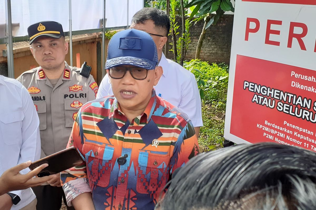 Menteri Pelindungan Pekerja Migran Indonesia (P2MI), Abdul Kadir Karding, saat mengecek perusahaan penempatan pekerja migran Indonesia (P3MI) PT Esdema Mandiri di Jatiasih, Bekasi, Jawa Barat, Selasa (20/5/2025).