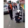 Viral Video Petugas Dishub di Bekasi Kempiskan Ban Truk, Ini Alasannya...