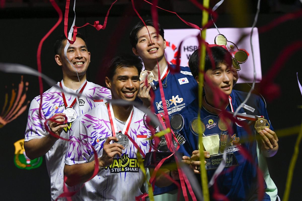 Pebulu tangkis ganda putra Indonesia Sabar Karyaman Gutama (kedua kiri) dan Reza Pahlevi Isfahani (kiri) berfoto dengan ganda putra Korea Selatan Kim Won Ho (kanan) dan Seo Seung Jae (kedua kanan) usai upacara pengalungan medali dalam babak final Kapal Api Indonesia Open 2025 di Istora Senayan, Gelora Bung Karno, Jakarta, Minggu (8/6/2025). Sabar dan Reza harus puas menjadi runner up setelah kalah dalam pertandingan tersebut dengan skor 21-18, 19-21, 21-21. ANTARA FOTO/Hafidz Mubarak A/app/YU