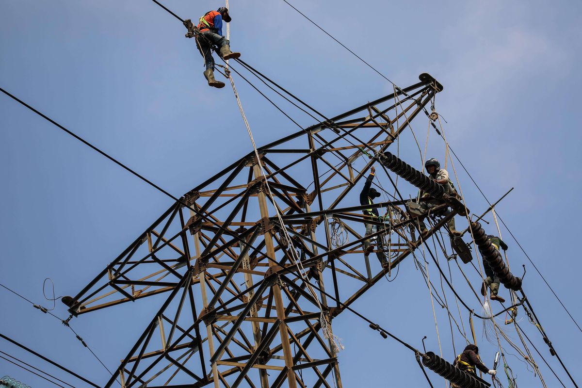 Sejumlah pekerja menyelesaikan pekerjaan rekonduktoring atau penggantian kabel konduktor jalur transmisi SUTT (Saluran Udara Tegangan Tinggi) 150.00 volt (150 kV) dari gardu induk Angke ke Karet lama di kawasan Petamburan, Tanah Abang, Jakarta, Sabtu (27/7/2019). Penambahan jaringan listrik di tujukan untuk memperluas jangkauan distribusi pasokan listrik di Jakarta raya dan sekitarnya serta sekaligus meningkatkan pelayanan terhadap konsumen PT PLN.