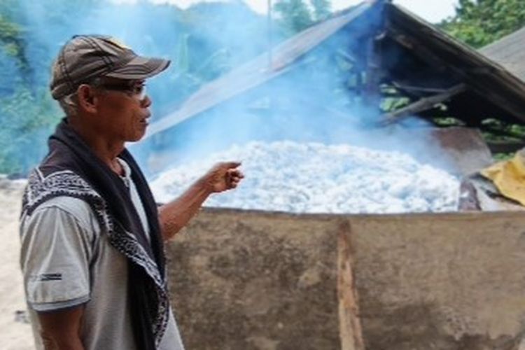 Tukimin Emblek (65) warga Desa Sampung yang selama hidupnya mengeluti pembuatan batu gamping. Dia mengaku akan tetap bertahan menjalani pekerjan sebagai pembuat batu gamping yang juga ditekuni nenek moyang mereka.