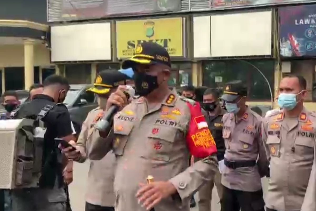 Kapolres Audie S. Latuheru menemui massa yang menuntut polisi untuk tegas menindak kerumunan di tengah pandemi Covid-19, pada Senin (16/11/2020)