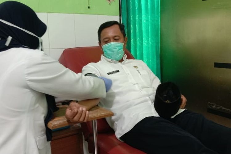 Gugah Kesadaran masyarakat , Ketua DPRD Ngawi Dwi Rianto Jatmiko melakukan donor darah ketika mengetahui stok di PMI Ngawi darah menipis.