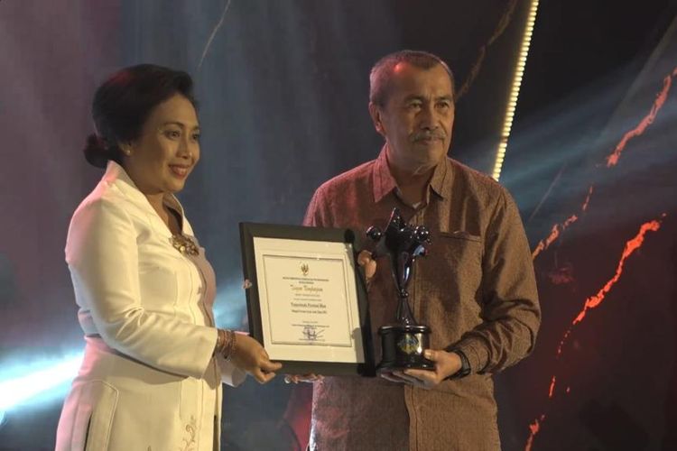 Gubernur Riau (Gubri) Syamsuar saat menerima penghargaan KLA Kategori Provila dari Menteri PPPA I Gusti Ayu Bintang Darmawati.