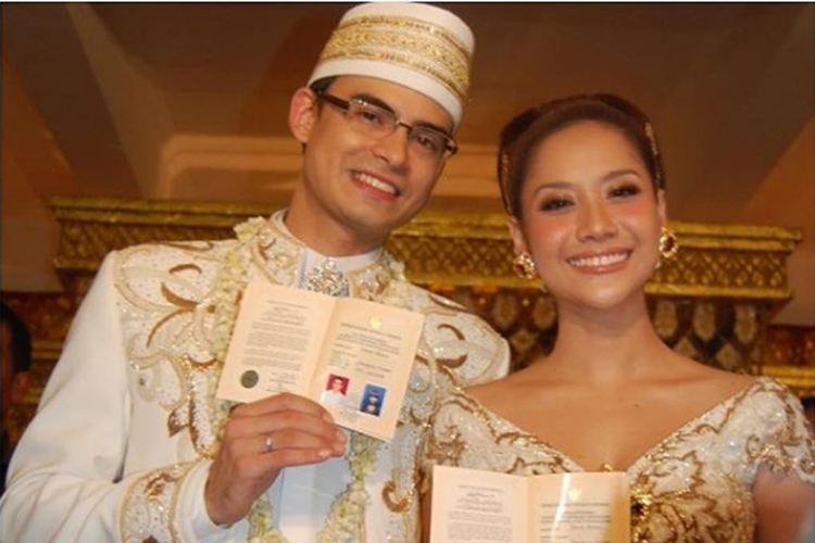 Ashraf Sinclair dan Bunga Citra Lestari saat menggelar akad nikah pada 8 November 2008 siam.