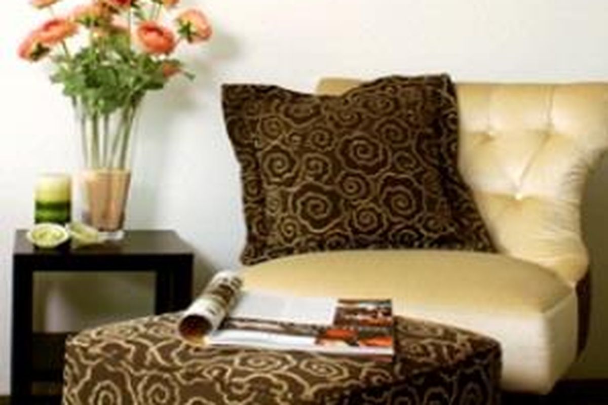 Manfaatkan sudut kecil sebagai ruang duduk yang nyaman.