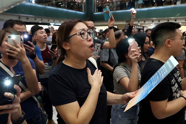 Aktivis pro-demokrasi Hong Kong berkumpul dan menyanyikan lagu Glory to Hong Kong di sebuah mal, pada Rabu (11/9/2019).