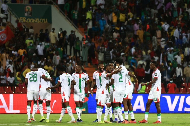 Para pemain Burkina Faso merayakan gol Dango Ouattara pada pertandingan perempat final Piala Afrika 2021 melawan Tunisia di Stadion Roumde Adjia, Minggu (30/1/2022) dini hari WIB. 