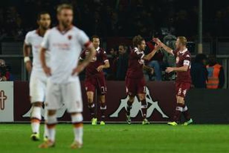 Gelandang Torino, Alessiio Cerci (tengah) melakukan selebrasi seusai mencetak gol ke gawang AS Roma pada lanjutan Serie-A, Minggu atau Senin (4/11/2013). Kedua tim bermain imbang 1-1 pada laga tersebut. 
