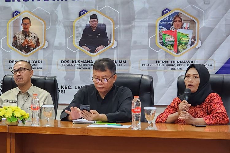 Pemimpin Divisi Kredit UMKM Bank BJB Denny Mulyadi dan Kepala Bidang Usaha Kecil pada Dinas Koperasi dan Usaha Kecil (KUK) Jawa Barat Ucup Yusuf saat diskusi Galang Aspirasi Politik (Gaspol) yang digelar PWI Pokja Gedung Sate di Kota Bandung, Kamis (20/7/2023). 

