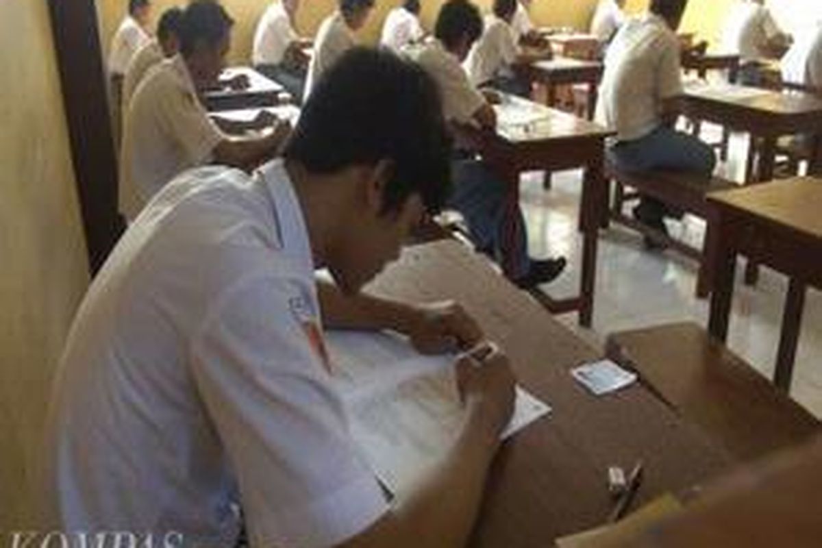 Ilustrasi: Standar nilai kelulusan masih ditentukan melalui Ujian Nasional (UN), lanjut dia, maka manipulasi kelulusan pasti terjadi. Hal tersebut, menurutnya, bisa dibuktikan melalui ketidakpercayaan para rektor terhadap hasil UN.