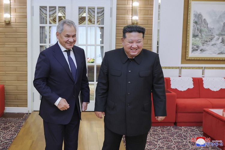 Pemimpin Tertinggi Korea Utara Kim Jong Un (kanan) saat bertemu Sekretaris Dewan Keamanan Rusia Sergei Shoigu di lokasi yang tak disebutkan di Korea Utara, 13 September 2024.