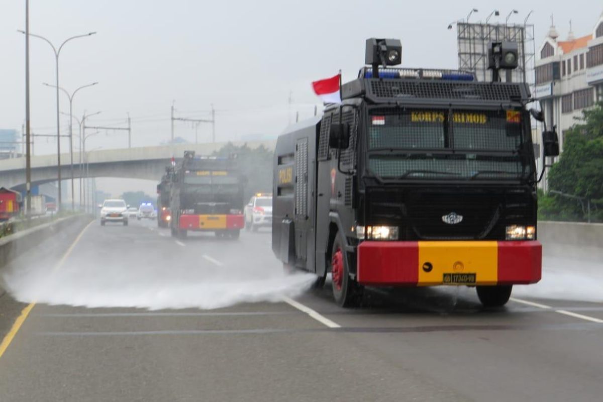 Penyemprotan disinfektan di ruas Jalan Tol JORR Seksi S.