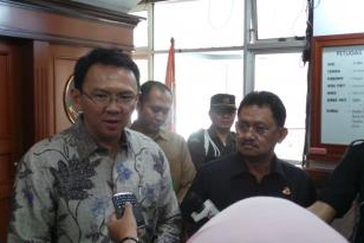 Wakil Gubernur DKI Jakarta Basuki Tjahaja Purnama (kiri) dan Kepala Kejaksaan Tinggi DKI Adi Togarisman berbicara kepada wartawan seusai pertemuan keduanya di Kejaksaan Tinggi DKI, Kamis (7/11/2013).