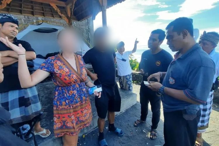 Sepasang kekasih warga negara Polandia, berinisial KG (40), dan BKW (25), saat diamankan pecalang Desa Sukawati karena nekat berkemah di Pantai Purnama, Sukawati, Gianyar, Bali, saat Hari Raya Suci Nyepi, pada Rabu (22/3/2023). /Dok. Humas Polda Bali