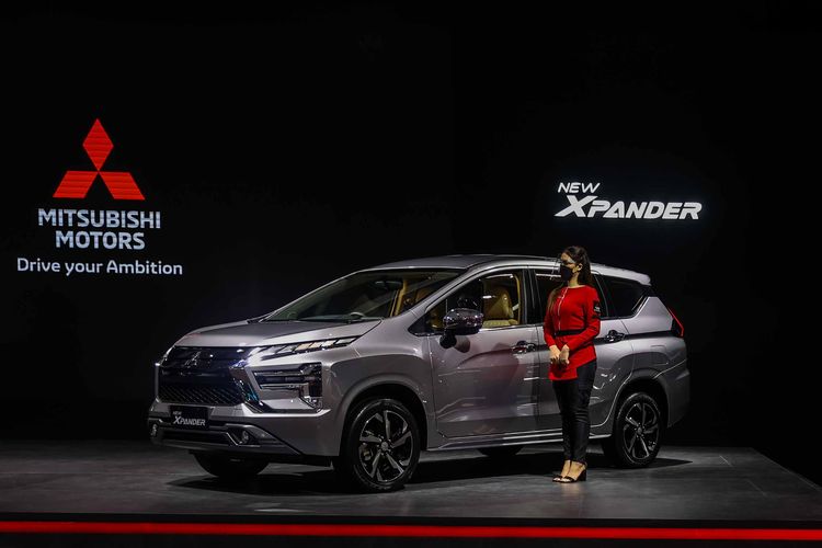 Suasana pameran mobil di stand Mitsubishi yang dipamerkan dalam Jakarta Auto Week (JAW) 2022, Jakarta Convention Center (JCC), Senayan, Jakarta Pusat, Sabtu (12/3/2022). Gabungan Industri Kendaraan Bermotor Indonesia (Gaikindo) menargetkan hingga 150 ribu pengunjung yang datang ke pameran yang digelar hingga 20 Maret 2022 tersebut dan diharapkan dapat membantu meningkatkan penjualan otomotif di Indonesia.