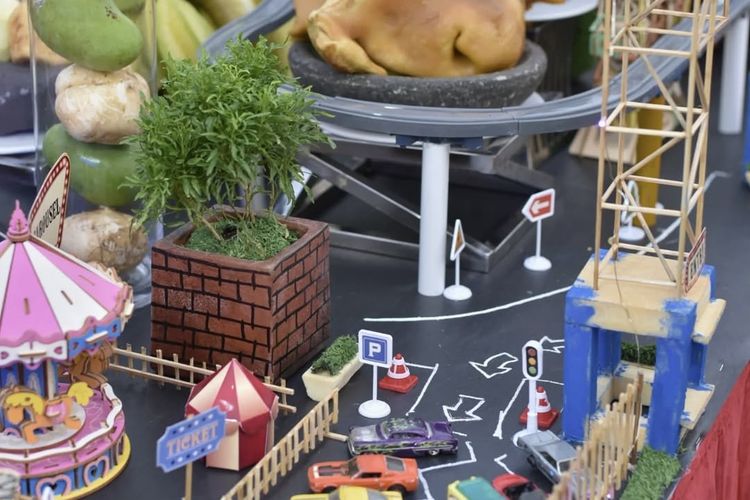 Sajian rujak uleg dalam miniatur THR pada gelaran Festival Rujak Uleg 2025 di Surabaya Expo Center, Sabtu (17/5/2025).