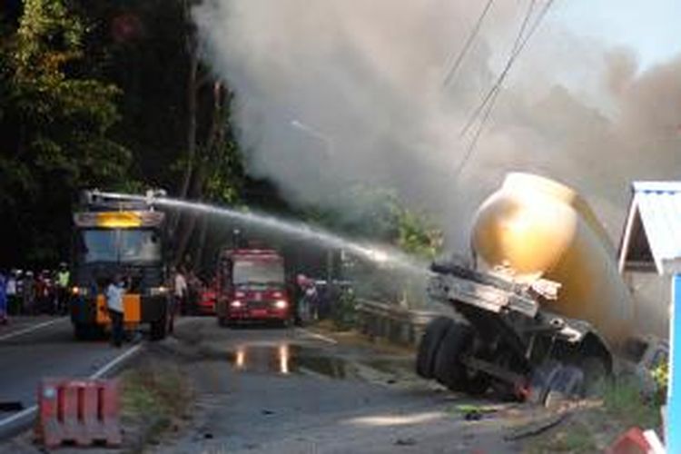 Kecelakaan di jalan Pier Tandean kawasan Halong Kecamatan Baguala Jumat (27/3/2015).  
