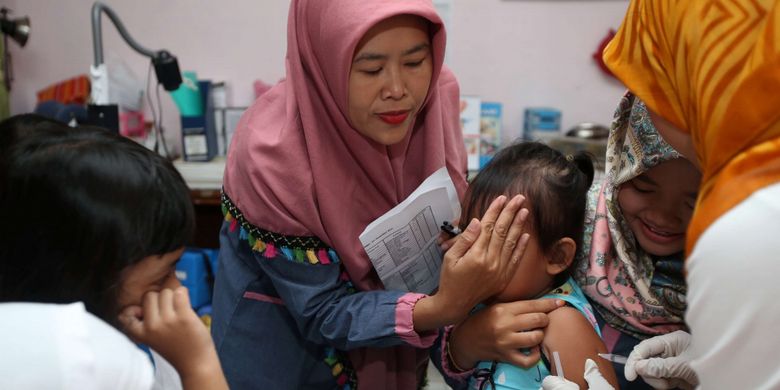 Sejumlah siswa taman kanak-kanak mendapatkan imunisasi difteri di Puskesmas Kalimulya, Depok, Jawa Barat, Rabu (13/12/2017). Kota Depok masuk dalam kategori kejadian luar biasa (KLB) difteri setelah sejak November 2017, kasus infeksi difteri di Jawa Barat mencapai 109 kasus, 13 orang di antaranya meninggal.