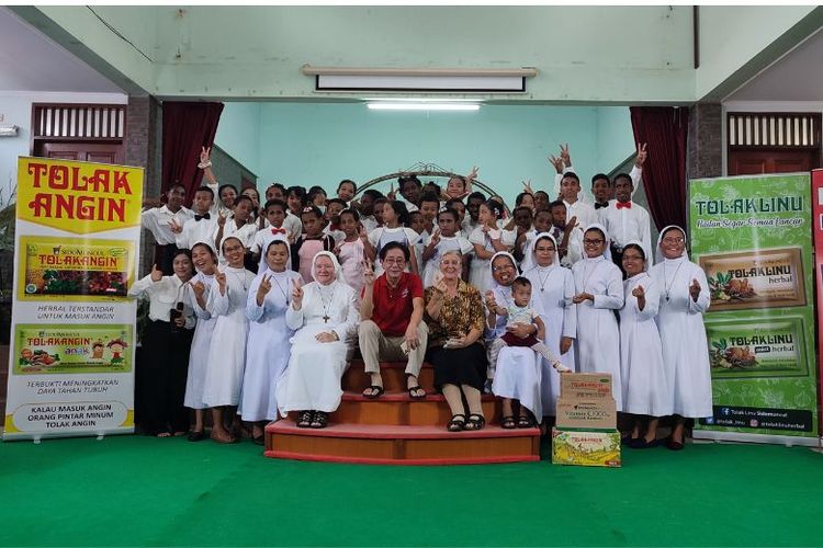 Irwan berfoto bersama anak-anak dan suster Yayasan Sinar Pelangi. (Dok. Kompas.com)