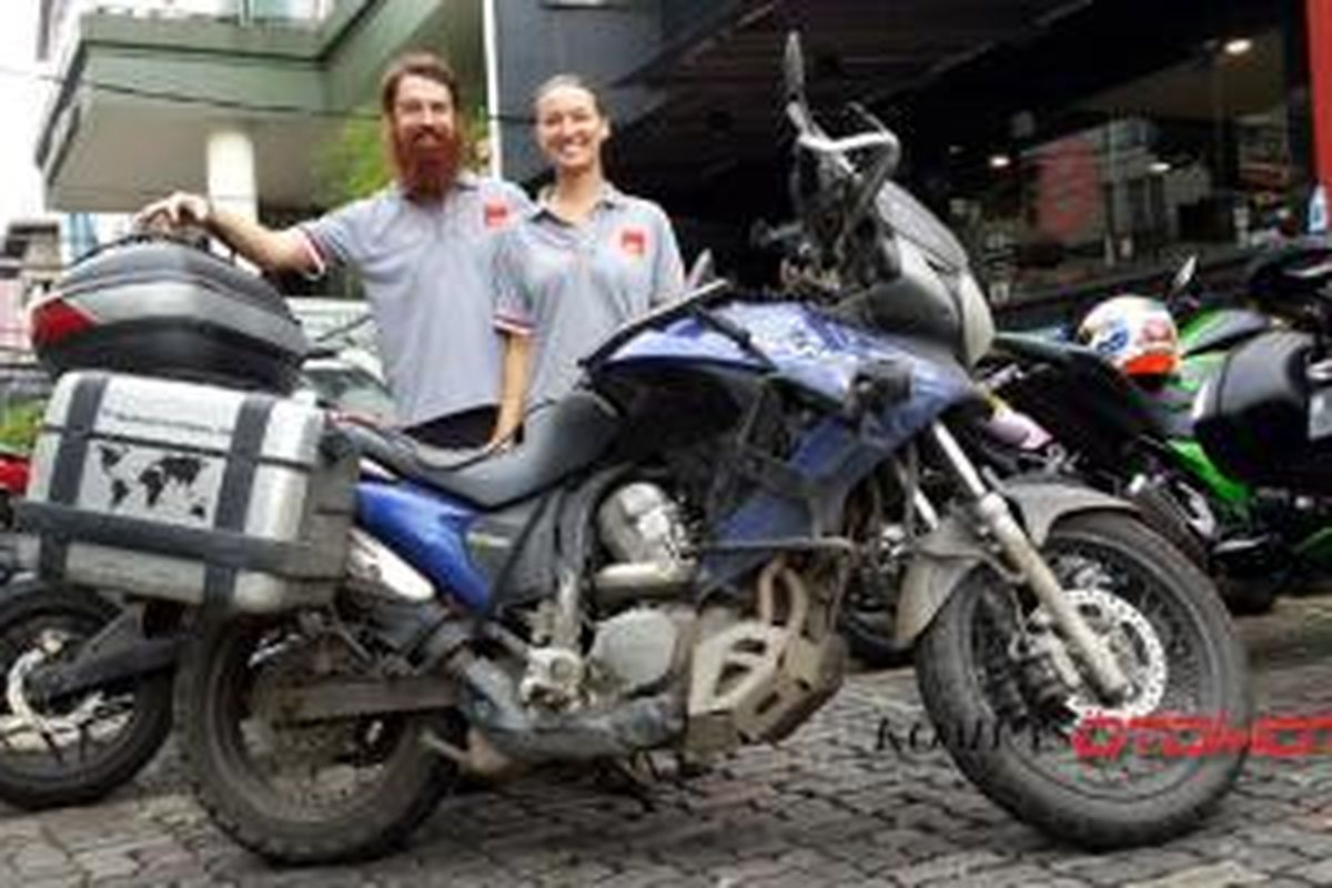 James dan Anna Markoja, mengarungi 23 negara di atas sepeda motor demi mencari kehidupan baru.