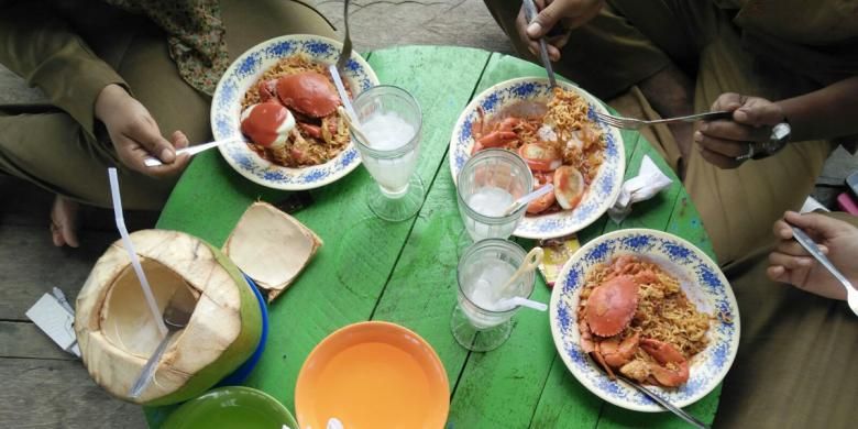 Sajian mi kepiting dengan kelapa muda terhidang di meja pengunjung Pantai Lancok, Kecamatan Syamtalira Bayu, Aceh Utara, Aceh.