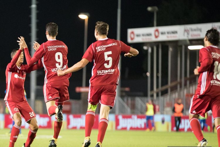 Pemain Indonesia, Ezra Walian (kanan) ikut merayakan gol Almere City FC ke gawang FC Oss di Stadion Yanmar, Jumat (22/9/2017).