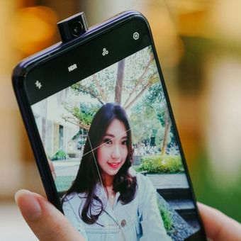 Kamera seflie model pop-up, salah satu inovasi yang diterapkan pabrikan ponsel untuk menunjang penampilan dan teknologi di produknya di kelas menengah. 