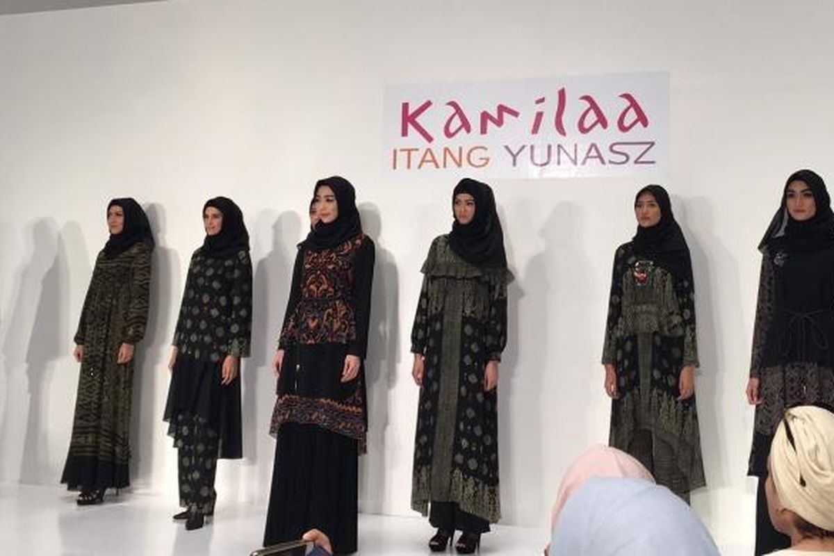 Koleksi terbaru dari Kamilaa by Itang Yunasz di Jakarta, Kamis (9/3/2017). 