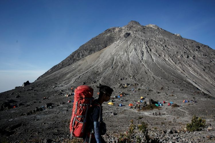 Pendaki berjalan menuju area pasar bubrah di bawah puncak Taman Nasional Gunung Merapi, Boyolali, Jawa Tengah, Kamis (21/9). Libur tahun baru Islam satu Muharram dimanfaatkan sejumlah wisatawan untuk mendaki menikmati panorama alam dari ketinggian 2.968 meter di atas permukaan air laut (mdpl). 