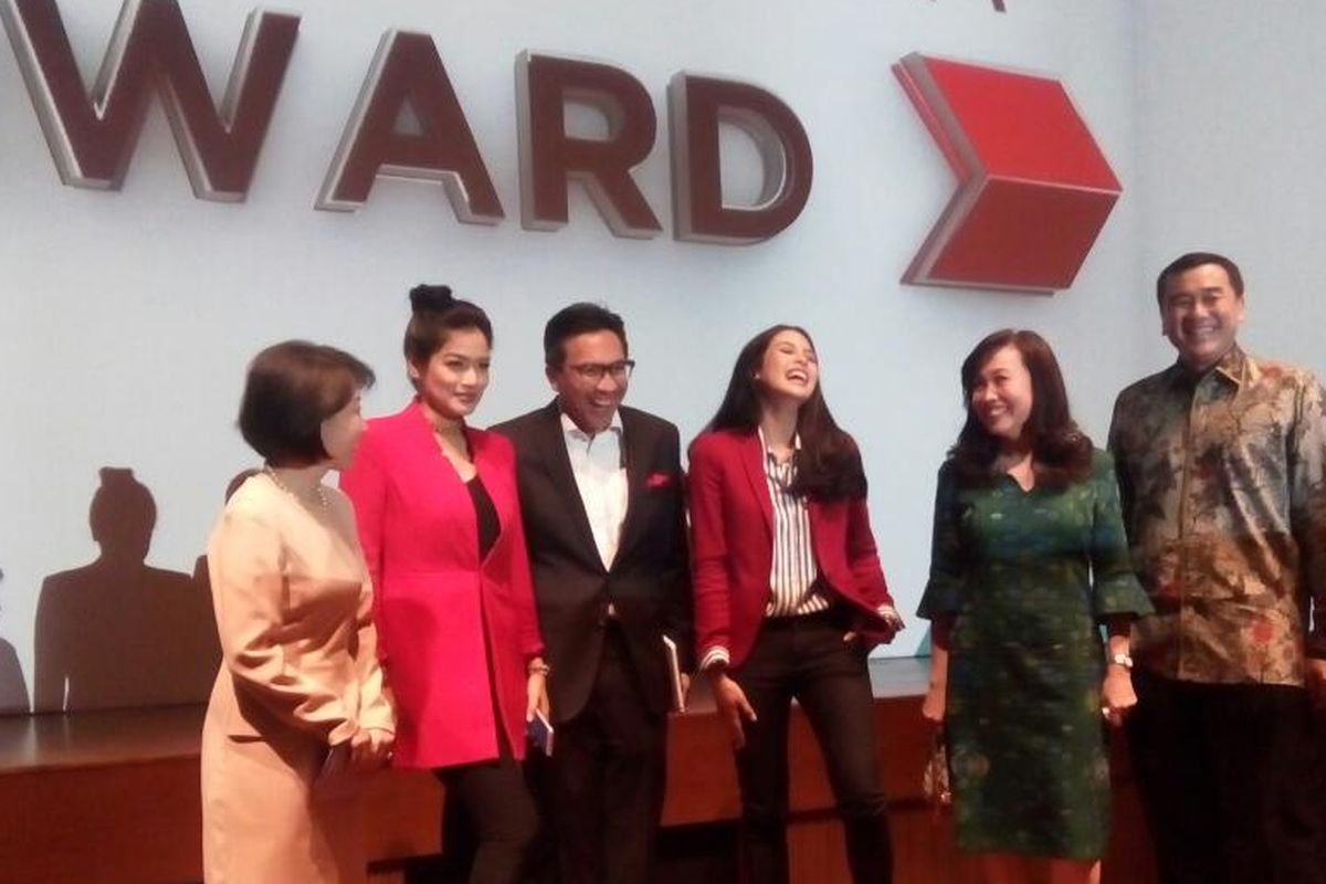 Presiden Direktur CIMB Niaga Tigor M. Siahaan dan 2 artis sekaligus representasi CIMB Niaga masing-masing Maudy Ayunda dan Titi Kamal memperkenalkan brand promise CIMB Niaga terbaru bertajuk “Forward”. 