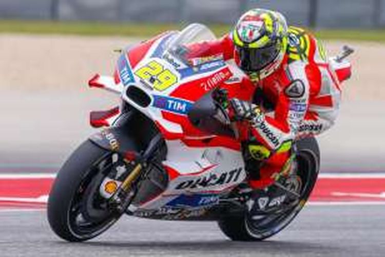 Pebalap Ducati asal Italia, Andrea Innone, memacu motornya pada sesi kualifikasi GP Americas di Circuit of The Americas, Sabtu (9/4/2016).