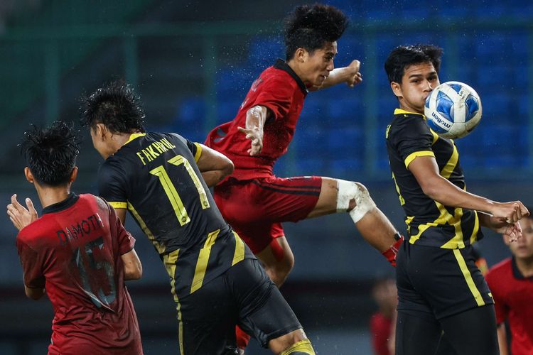 Pemain timnas U19 Laos berebut bola dengan pemain timnas U19 Malaysia pada pertandingan final Piala AFF U19 di Stadion Patriot Candrabhaga, Bekasi, Jumat (15/7/2022). Malaysia tampil sebagai juara Piala AFF U19 2022 setelah menang dengan skor 2-0.