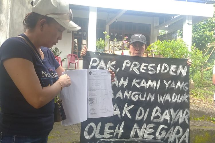 Warga Minahasa Utara yang lahannya terdampak pembangunan Bendungan Kuwil Kawangkoan melakukan protes kepada Presiden Jokowi karena belum terima ganti rugi, Kamis (19/1/2023).