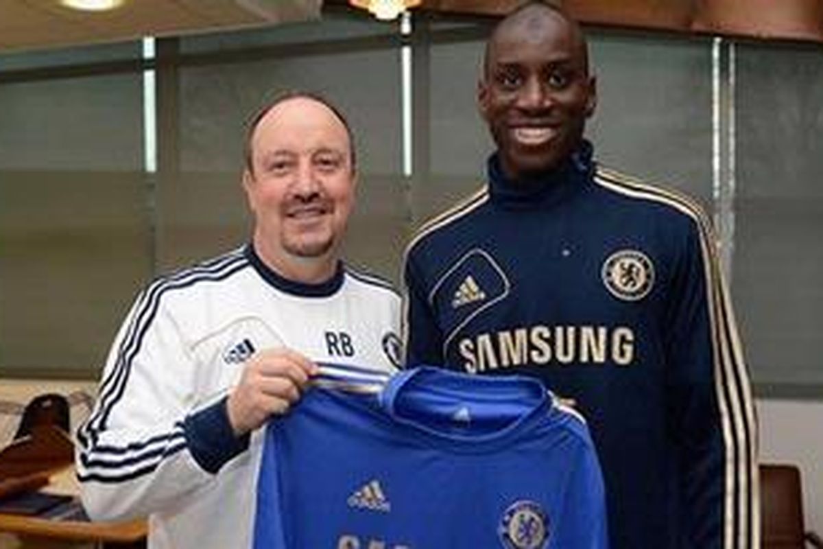 Manajer Chelsea, Rafael Benitez (kiri), memperkenalkan penyerang anyar The Blues, Demba Ba. Penyerang asal Senegal itu resmi diboyong dari Newcastle United, Jumat (4/1/2013), dengan nilai transfer dirahasiakan.