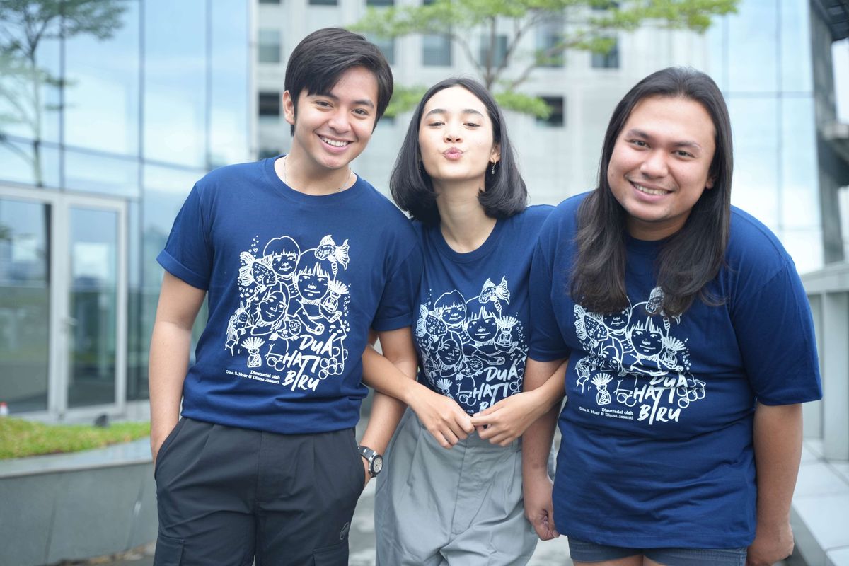 Angga Yunanda, Aisha Nurra Datau, dan Keanu Angelo (kiri ke kanan) berpose saat sesi foto seusai promo film ''Dua Hati Biru'' di Kantor Redaksi ι.com, Jakarta, Jumat (22/03/2024). Mereka akan beradu akting dalam film ''Dua Hati Biru'' yang merupakan sekuel dari film ''Dua Garis Biru''