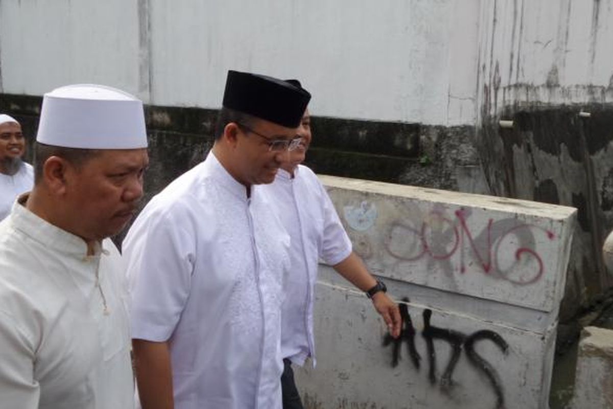 Calon gubernur DKI Jakarta Anies Baswedan saat silaturahim dengan warga di Jalan Cikoko, Pancoran, Jakarta Selatan, Sabtu (25/2/2017).