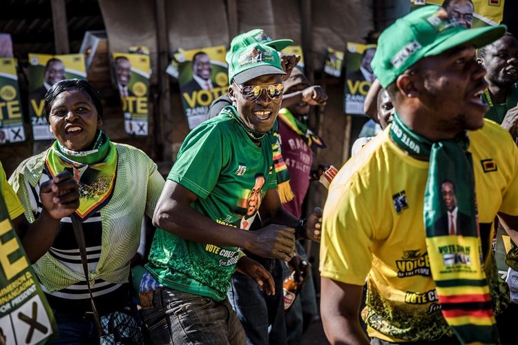 Pendukung Emmerson Mnangagwa merayakan kemenangan calon presiden pilihan mereka di Harare, Jumat (3/8/2018).