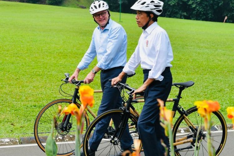 Presiden Joko Widodo dan Perdana Menteri Australia Anthony Albanese usai bersepeda di Kebun Raya Bogor, Senin (6/6/2022).