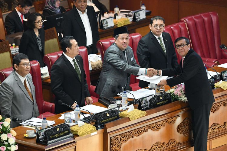 Menkumham Yasonna Laoly (kanan) berjabat tangan dengan Wakil Ketua DPR selaku pimpinan sidang Fahri Hamzah (ketiga kanan), disaksikan Ketua DPR Bambang Soesatyo (kedua kiri) dan Wakil Ketua DPR Fadli Zon (kedua kanan), dan Utut Adianto (kiri) usai menyampaikan pandangan akhir pemerintah terhadap revisi Undang-Undang (UU) Nomor 30 Tahun 2002 tentang Komisi Pemberantasan Korupsi (KPK) dalam Rapat Paripurna DPR di Kompleks Parlemen, Senayan, Jakarta, Selasa (17/9/2019).Pemerintah dan DPR menyepakati pengesahan revisi UU Nomor 30 Tahun 2002 tentang Komisi Pemberantasan Korupsi (KPK) yang dihadiri oleh 80 orang anggota DPR.