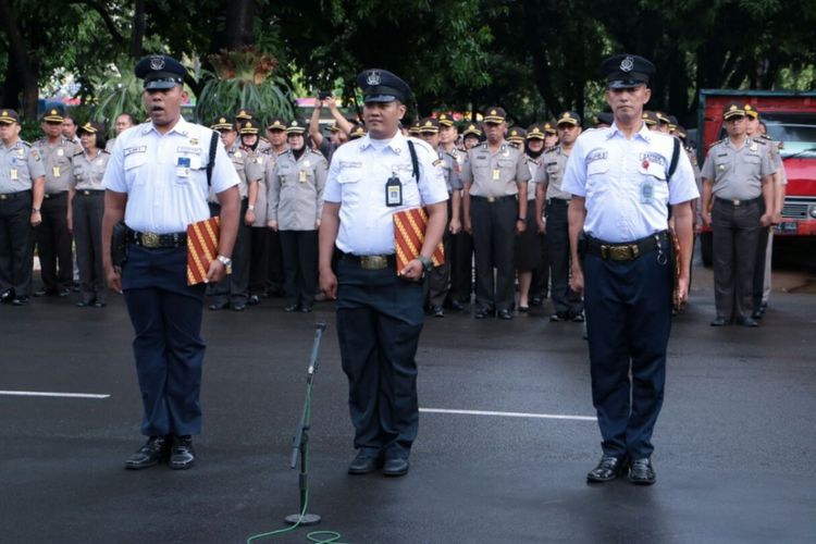 Kapolda Metro Jaya Irjen Idham Azis memberikan penghargaan kepada tiga orang sekuriti yang turut membantu pengungkapan kasus Skimming di Jakarta.