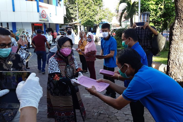 Wali Kota Surabaya Tri Rismaharini berkeliling ke beberapa rumah sakit di Surabaya untuk memberikan bantuan kepada para cleaning service, Jumat (5/6/2020).