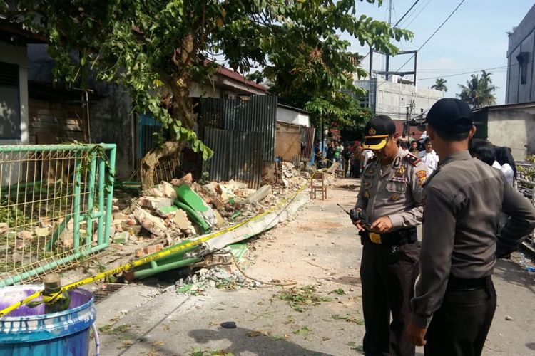 Polisi melakukan olah TKP pada peristiwa tembok SDN 48 Pekanbaru di Jalan Abidin, Kelurahan Air Dingin, Kecamatan Bukit Raya, Pekanbaru, Riau, yang menelan dua korban jiwa, Rabu (14/11/2018).