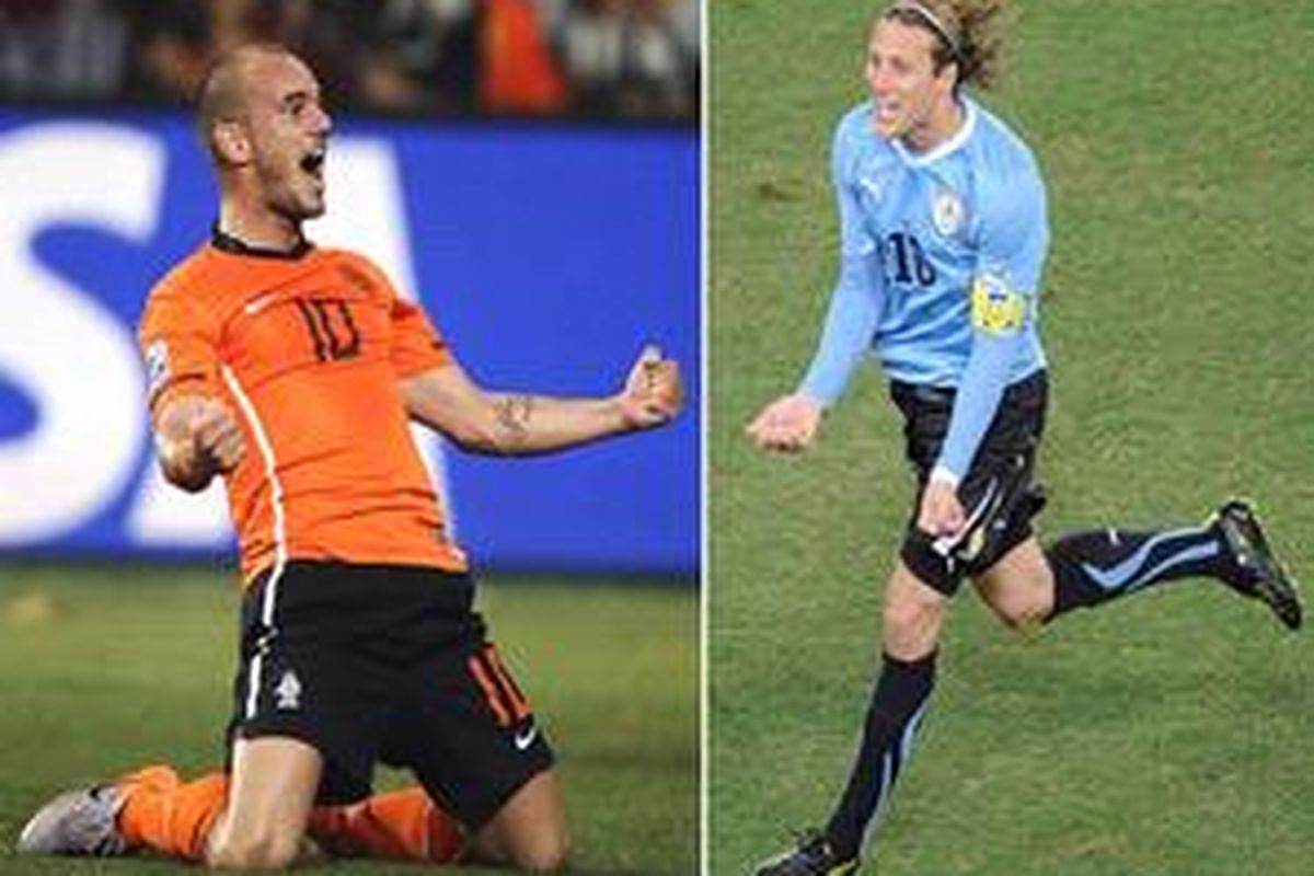 Gelandang Belanda, Wesley Sneijder (kiri) dan striker Uruguay, Diego Forlan. Dua pemain ini akan jadi andalan timnya masing-masing saat mereka bertemu di semifinal Piala Dunia 2010.