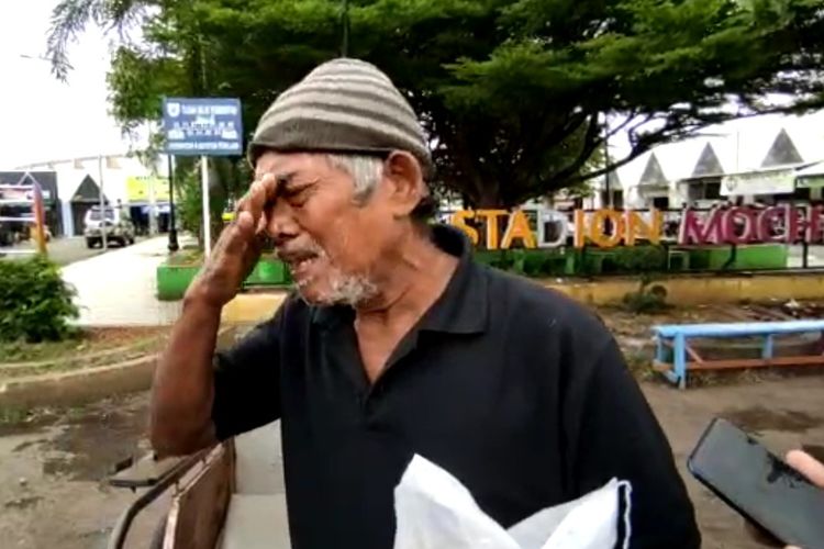 Rajin, tukang becak yang biasa mangkal di komplek stadion Mochtar Pemalang menangis haru saat terima bansos beras dari Polisi, Mahasiswa, dan Wartawan 