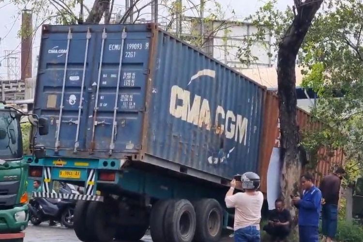 Sebuah truk trailer dengan nomor polisi B 9846 AX menabrak tembok sebuah pabrik dan terperosok ke dalam selokan di Jalan Cakung Cilincing Raya, Cilincing, Jakarta Utara, Rabu (3/1/2024).