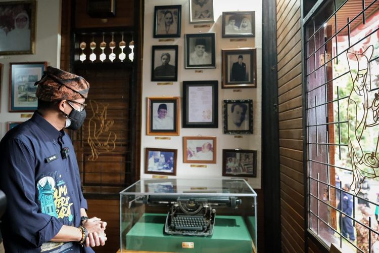 Menteri Pariwisata dan Ekonomi Kreatif Sandiaga Uno saat mengunjungi Museum Rumah Kelahiran Buya Hamka di Desa Wisata Sungai Batang, Agam, Sumatera Barat.