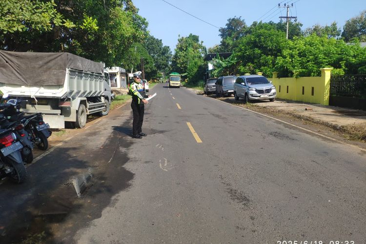 Satlantas Polres Sampang melakukan olah TKP tergulingnya truk diduga muat rokok ilegal di Sampang, Rabu (18/6/2025). 