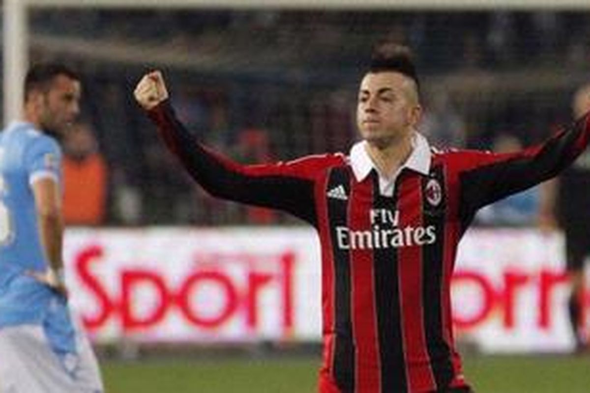 Penyerang AC Milan dari Italia, Stephan El Shaarawy, merayakan golnya ke gawang Napoli dalam laga pekan ke-12 Serie-A di Stadion San Paolo, Sabtu (17/1/2012). Laga berakhir 2-2. 